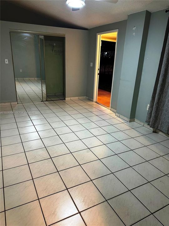 BIG EFFICIENCY WITH BIG CLOSET ALL TILES FLOOR