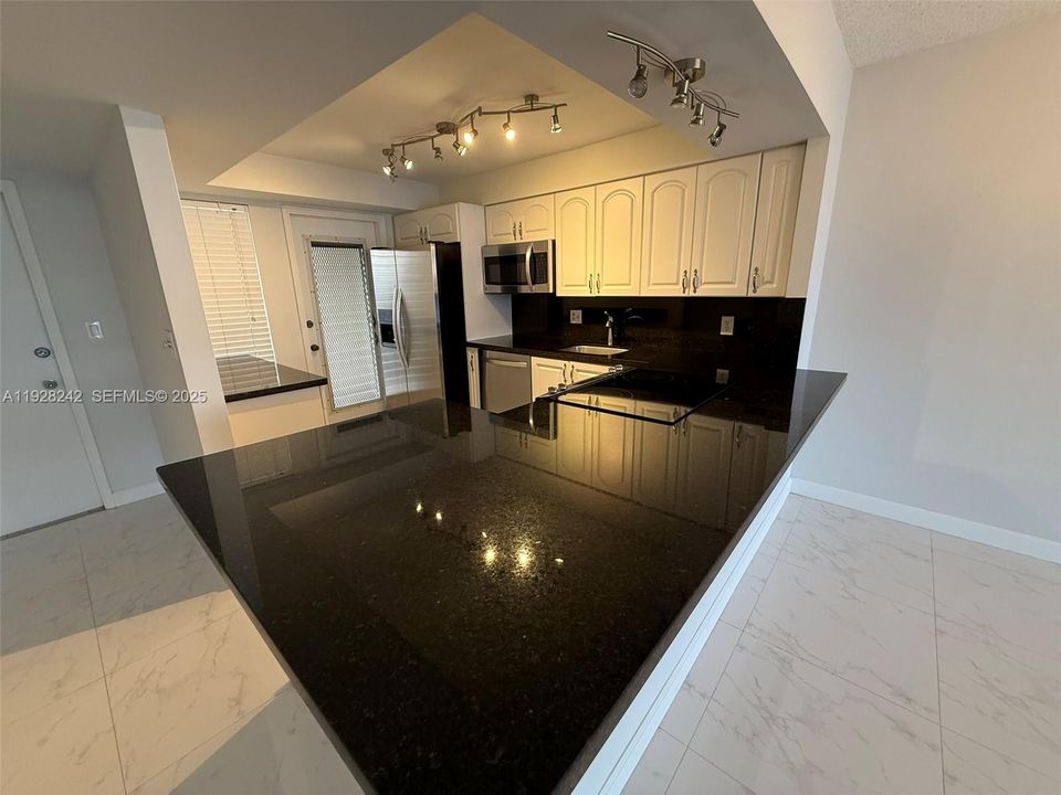 For Rent: $2,500 (2 beds, 2 baths, 1064 Square Feet)