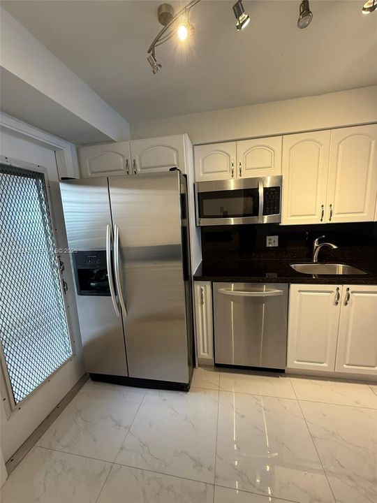 For Rent: $2,500 (2 beds, 2 baths, 1064 Square Feet)