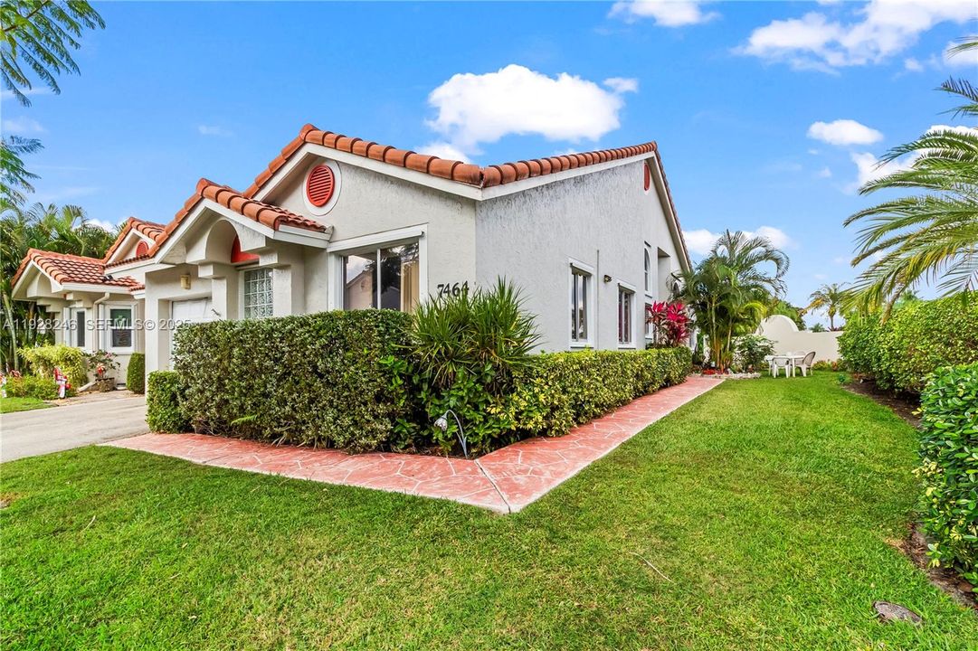 For Rent: $3,800 (3 beds, 2 baths, 1395 Square Feet)