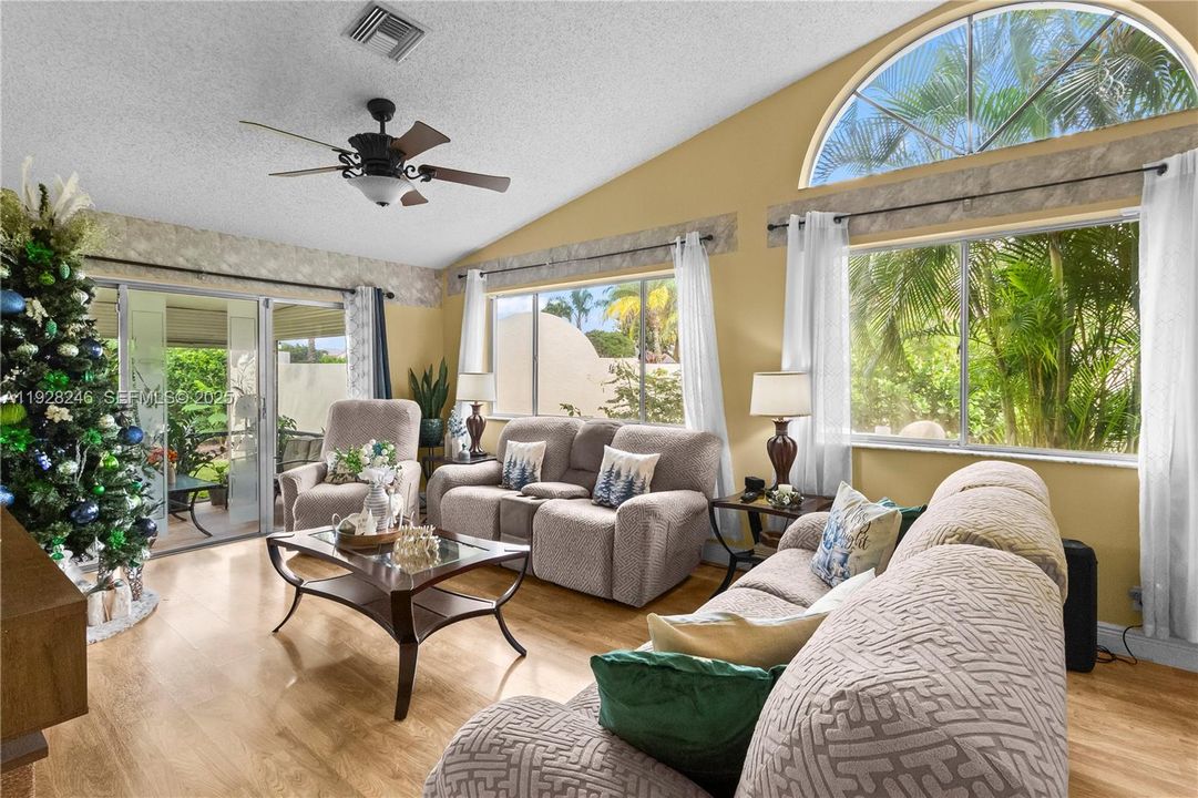 For Rent: $3,800 (3 beds, 2 baths, 1395 Square Feet)