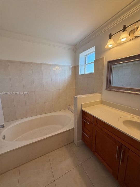 En Renta: $4,150 (4 camas, 2 baños, 1974 Pies cuadrados)