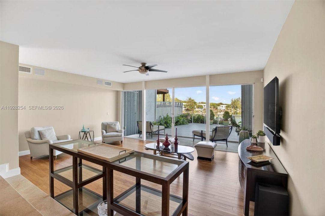 На продажу: $960,000 (3 спален, 2 ванн, 1923 Квадратных фут)