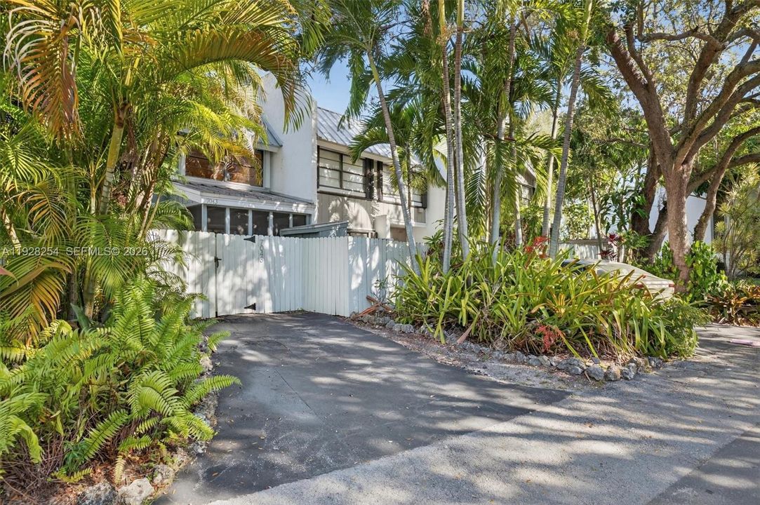 На продажу: $960,000 (3 спален, 2 ванн, 1923 Квадратных фут)