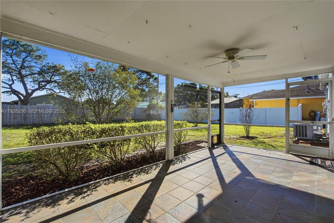 待售: $275,000 (2 贝兹, 1 浴室, 896 平方英尺)