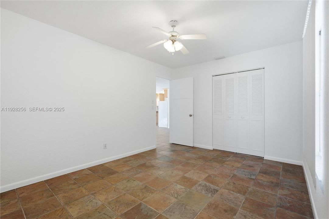 待售: $275,000 (2 贝兹, 1 浴室, 896 平方英尺)