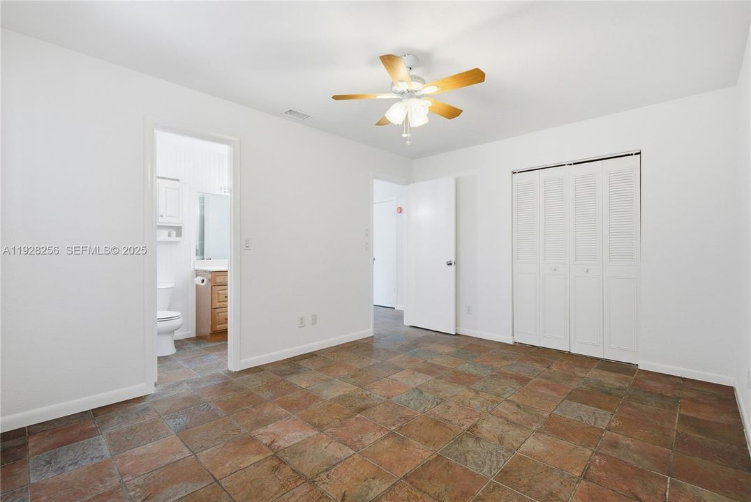 待售: $275,000 (2 贝兹, 1 浴室, 896 平方英尺)