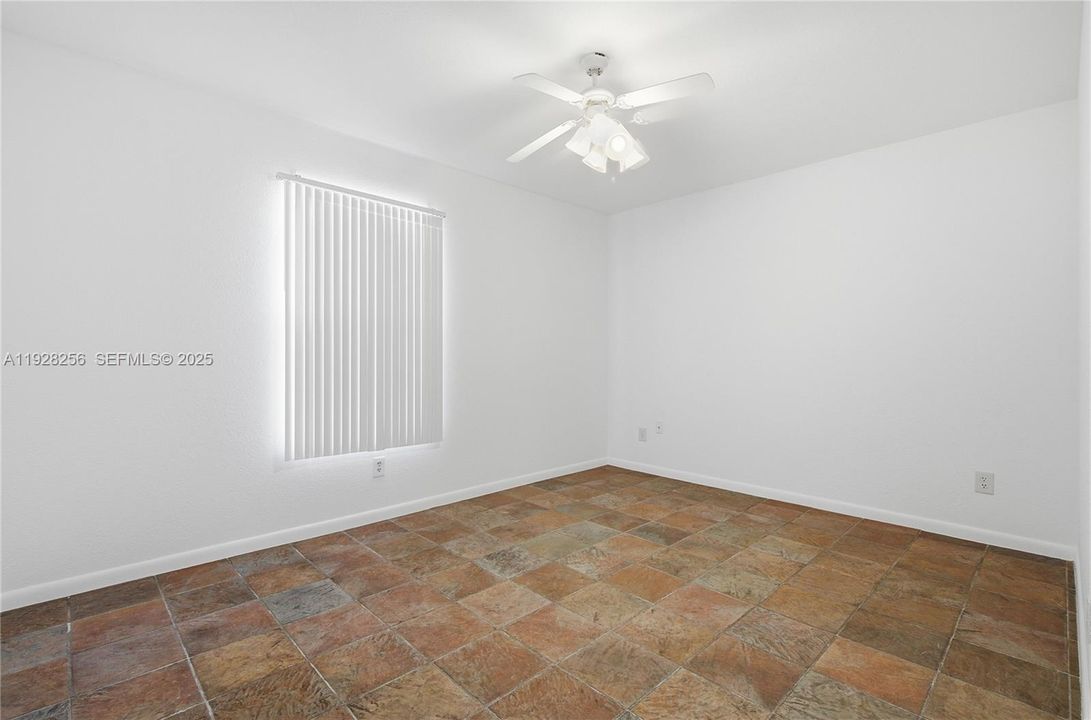 待售: $275,000 (2 贝兹, 1 浴室, 896 平方英尺)