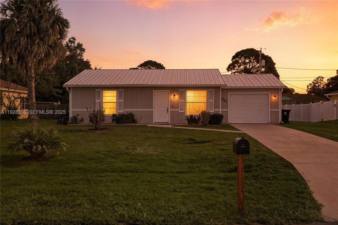 待售: $275,000 (2 贝兹, 1 浴室, 896 平方英尺)