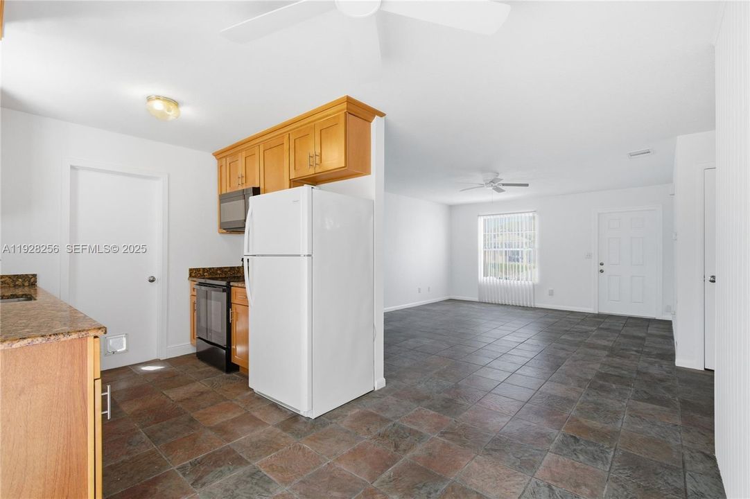 待售: $275,000 (2 贝兹, 1 浴室, 896 平方英尺)