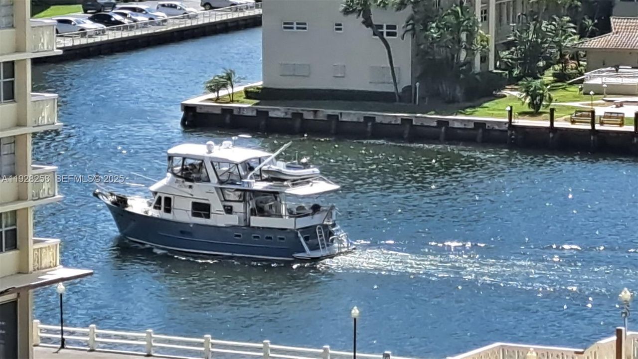 For Sale: $220,000 (1 beds, 1 baths, 719 Square Feet)