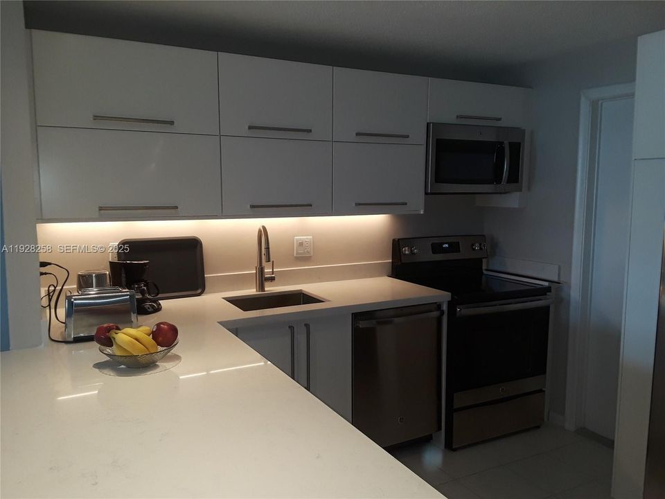 For Sale: $220,000 (1 beds, 1 baths, 719 Square Feet)