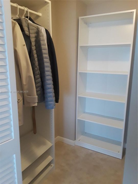 For Sale: $220,000 (1 beds, 1 baths, 719 Square Feet)