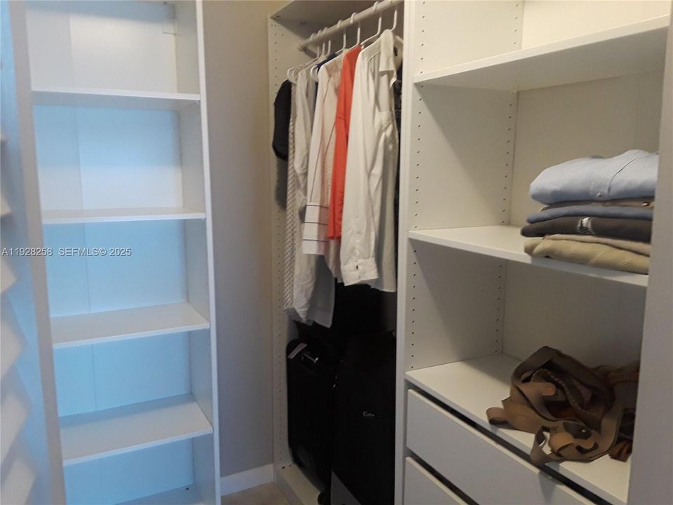 For Sale: $220,000 (1 beds, 1 baths, 719 Square Feet)