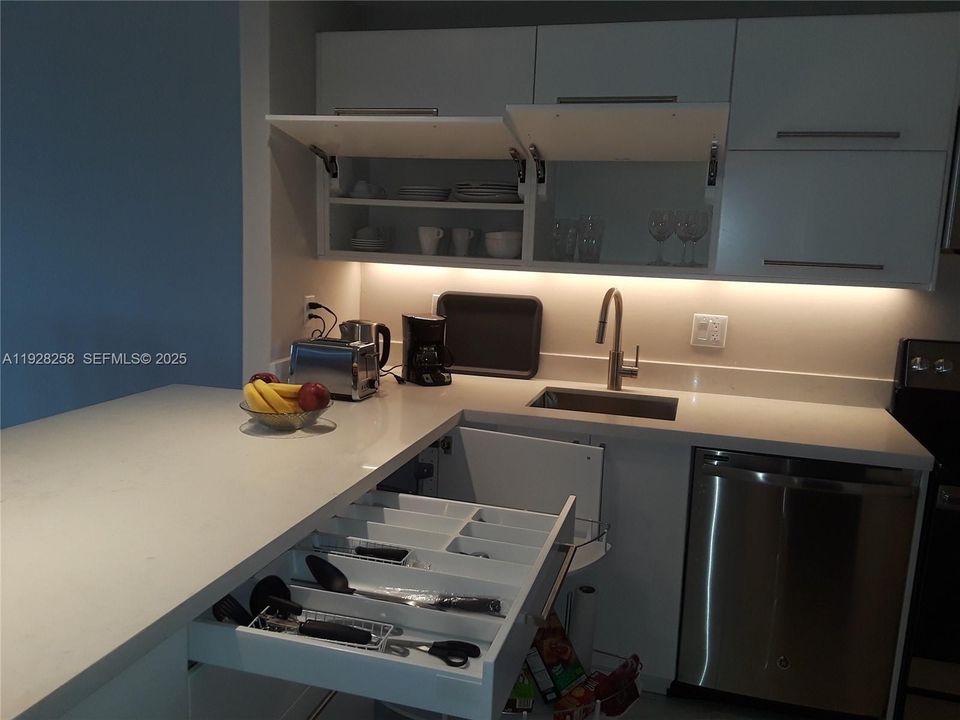 For Sale: $220,000 (1 beds, 1 baths, 719 Square Feet)