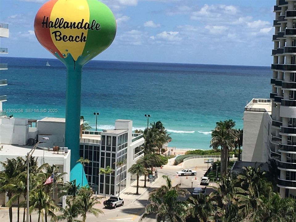 For Sale: $220,000 (1 beds, 1 baths, 719 Square Feet)