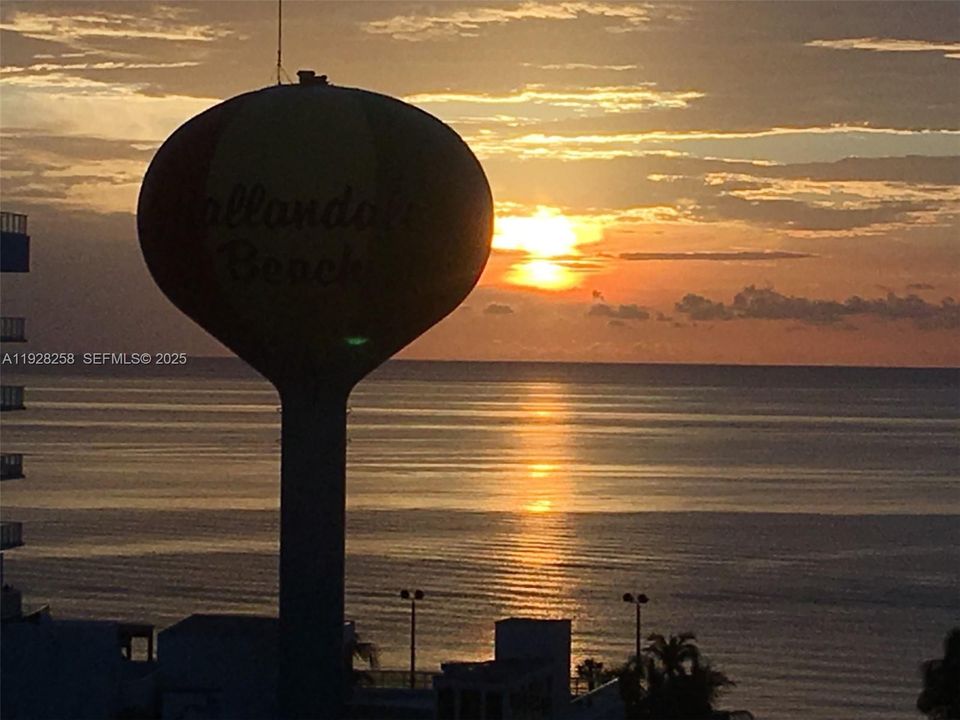 For Sale: $220,000 (1 beds, 1 baths, 719 Square Feet)