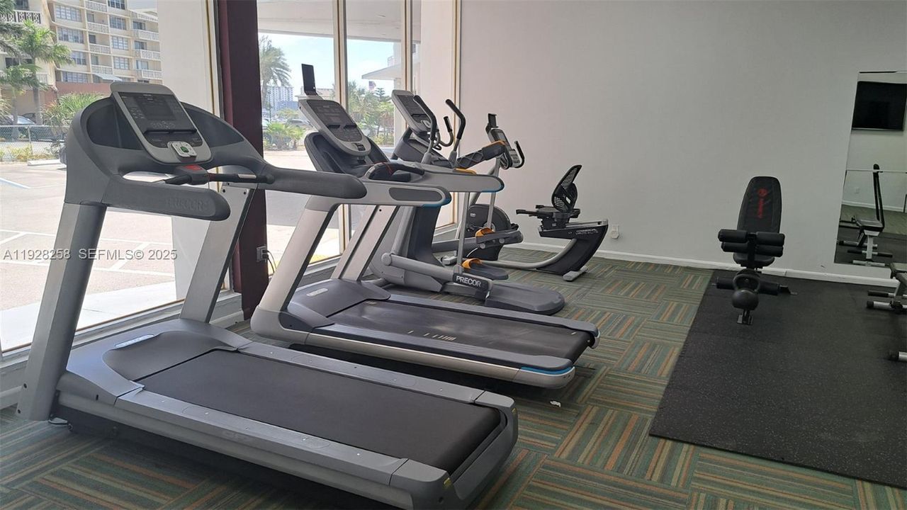 For Sale: $220,000 (1 beds, 1 baths, 719 Square Feet)