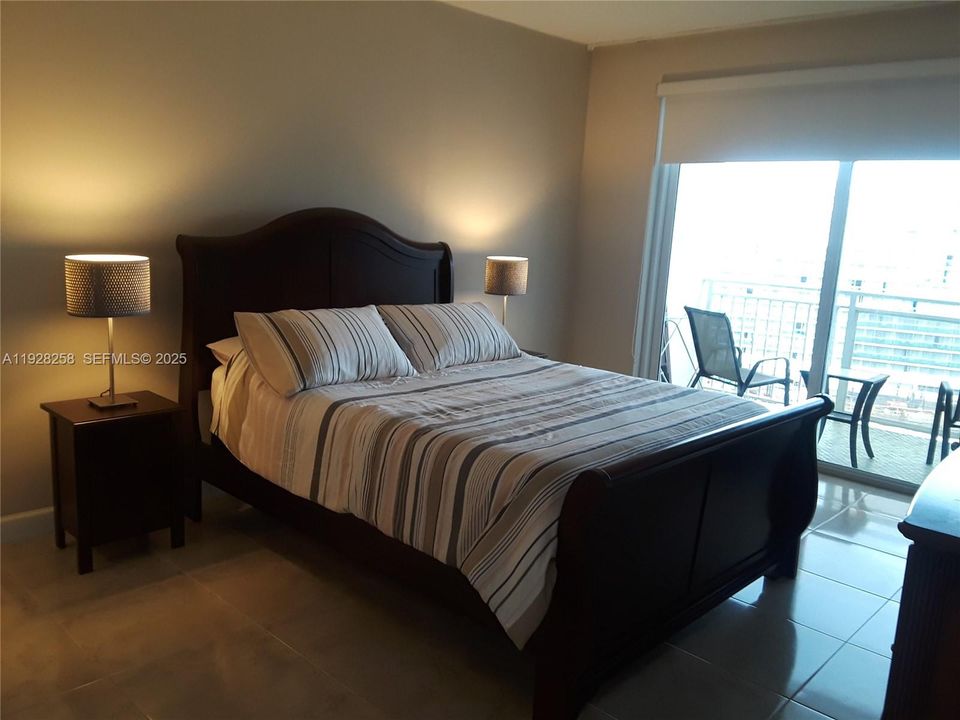 For Sale: $220,000 (1 beds, 1 baths, 719 Square Feet)