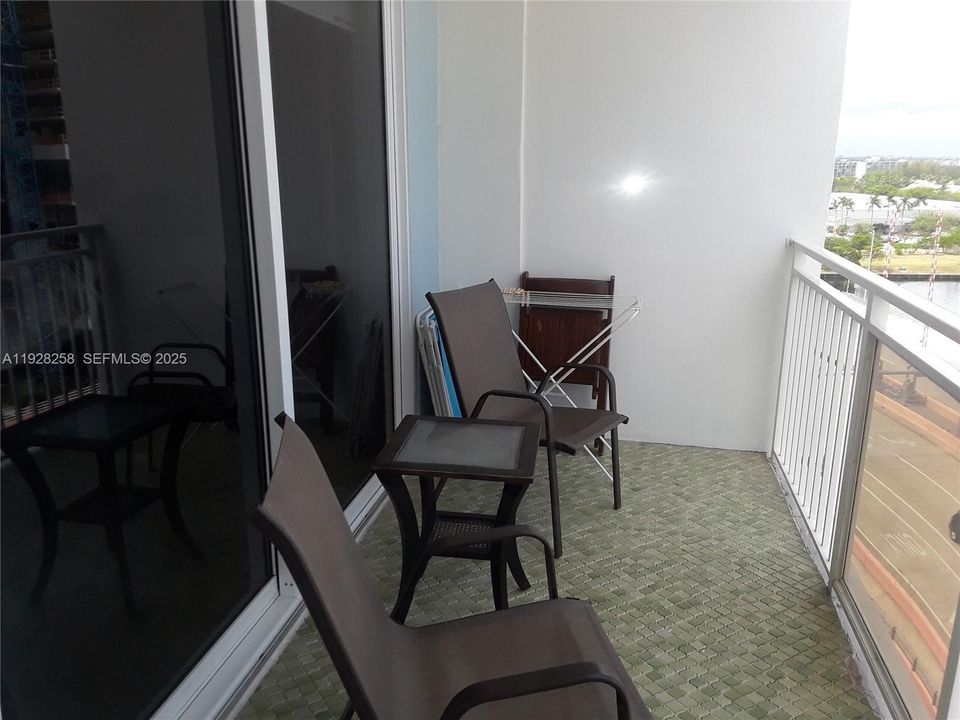 For Sale: $220,000 (1 beds, 1 baths, 719 Square Feet)