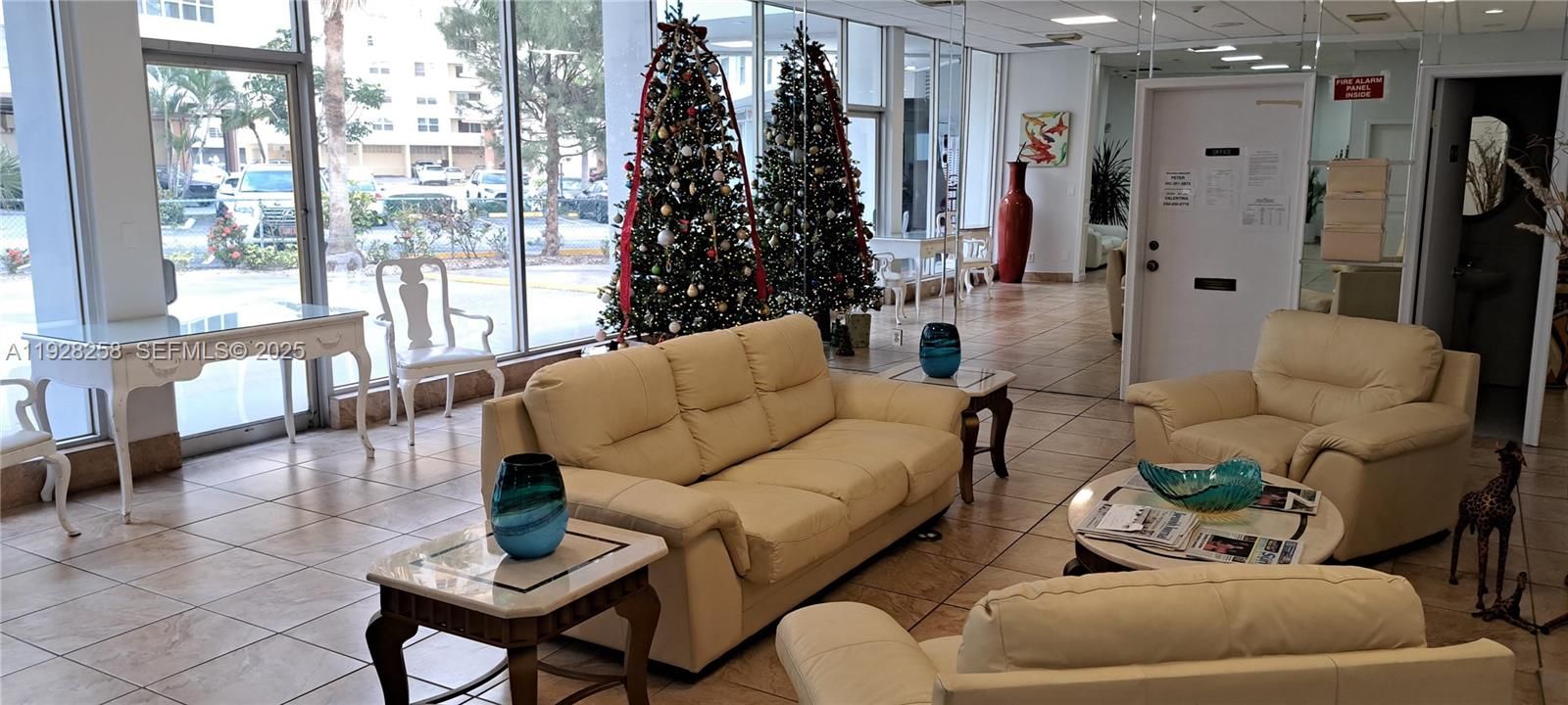 For Sale: $220,000 (1 beds, 1 baths, 719 Square Feet)