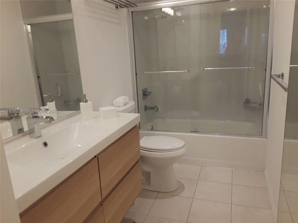 For Sale: $220,000 (1 beds, 1 baths, 719 Square Feet)