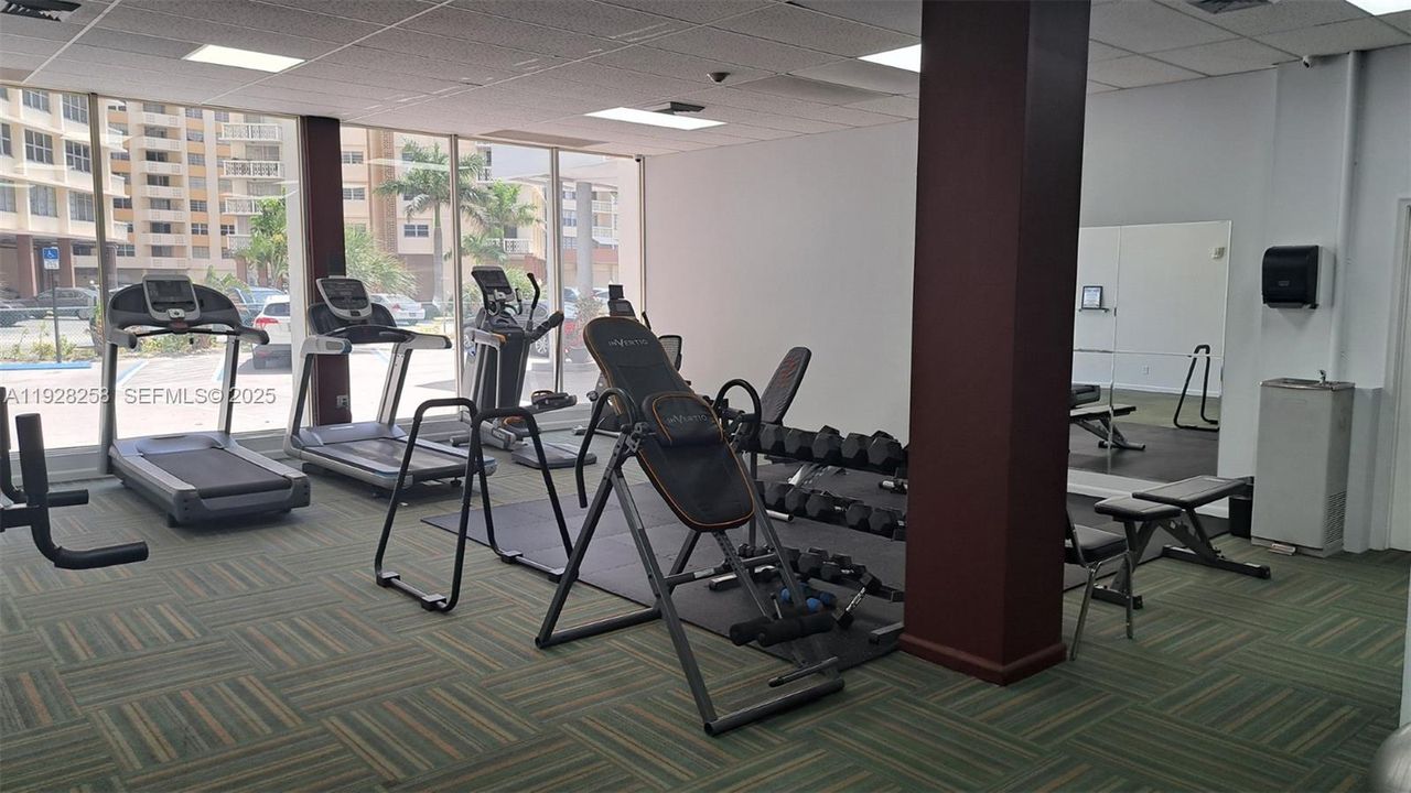 For Sale: $220,000 (1 beds, 1 baths, 719 Square Feet)