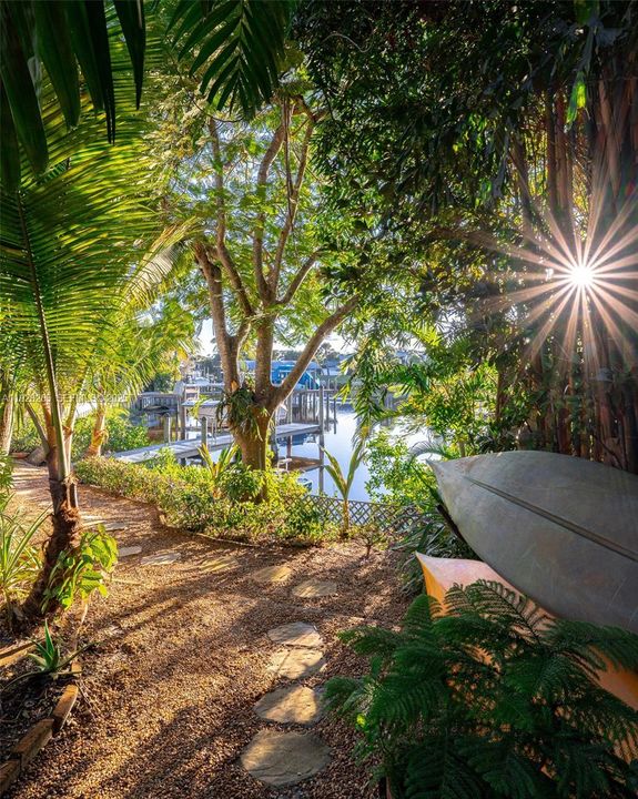 出租: $13,500 (4 贝兹, 2 浴室, 2489 平方英尺)