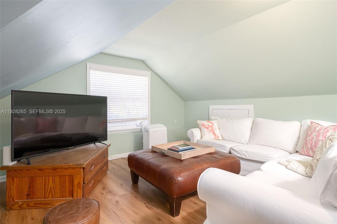 出租: $13,500 (4 贝兹, 2 浴室, 2489 平方英尺)