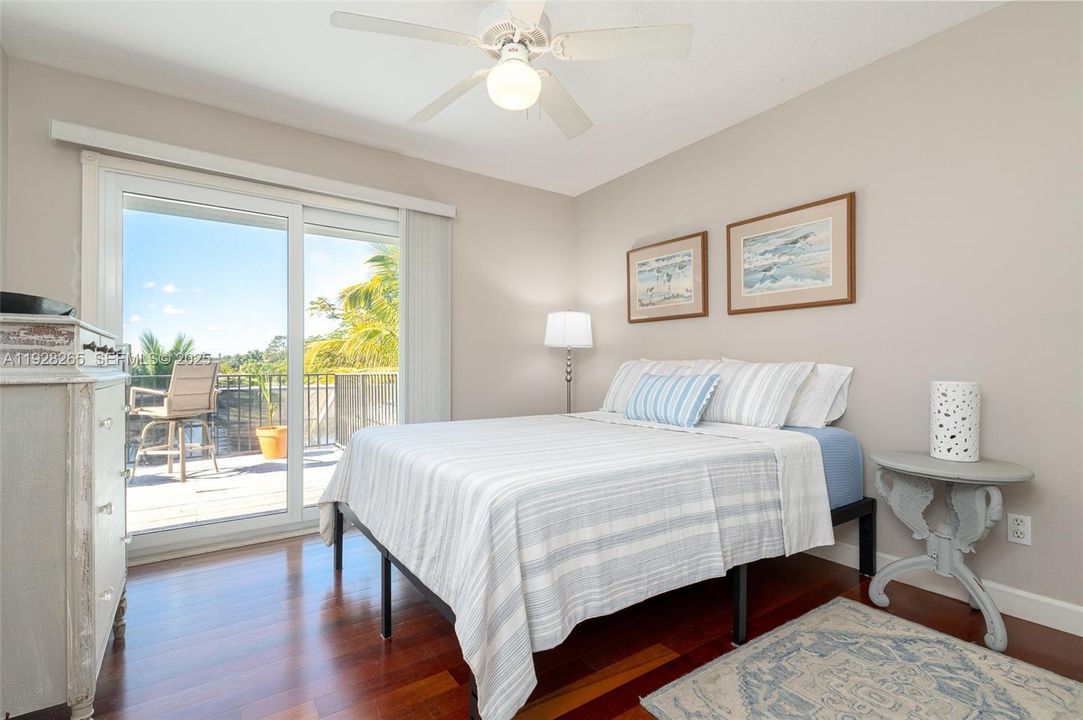 出租: $13,500 (4 贝兹, 2 浴室, 2489 平方英尺)