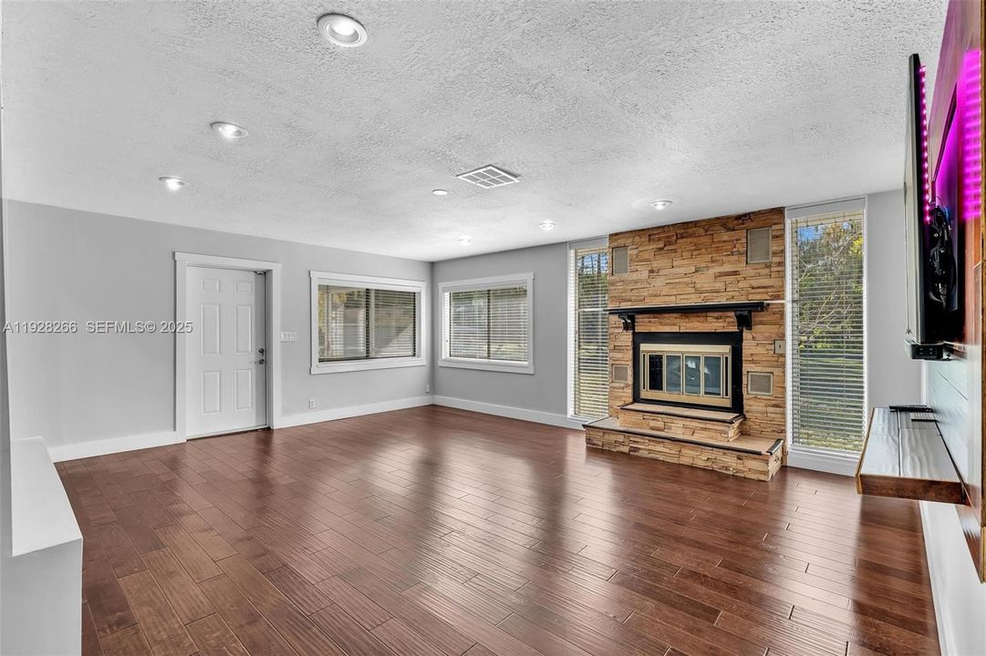 En Venta: $829,997 (3 camas, 2 baños, 2029 Pies cuadrados)