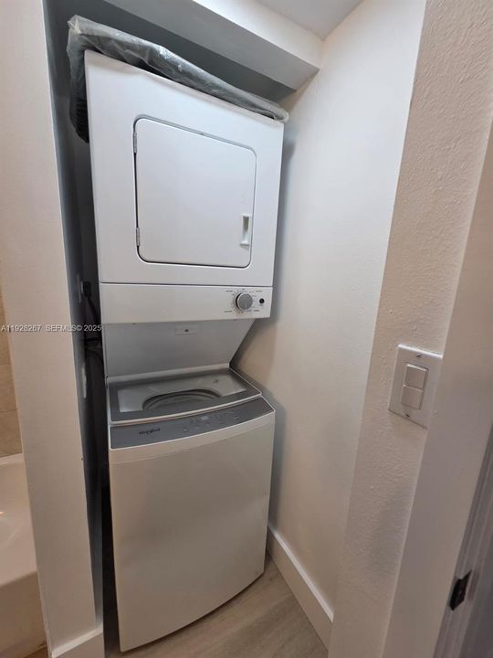 For Rent: $1,950 (2 beds, 2 baths, 760 Square Feet)