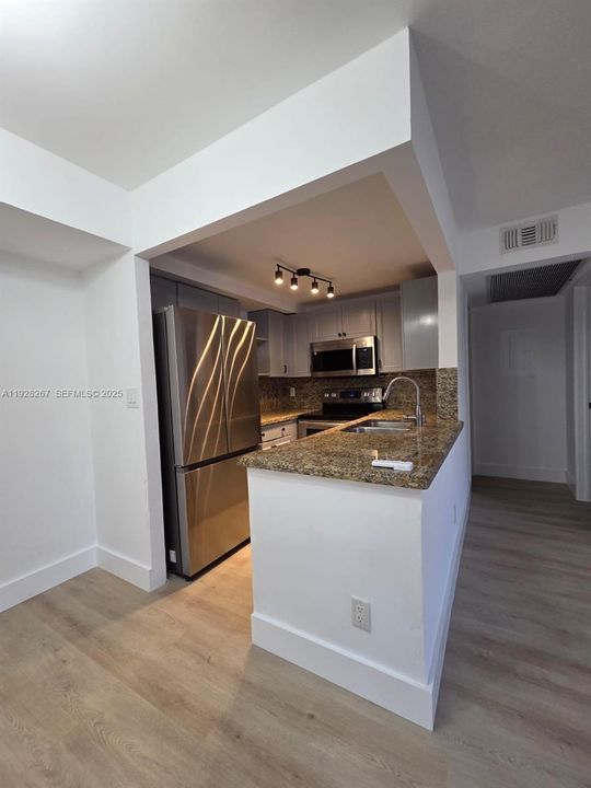 For Rent: $1,950 (2 beds, 2 baths, 760 Square Feet)