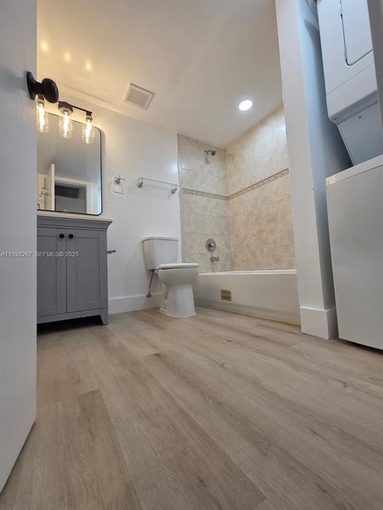 For Rent: $1,950 (2 beds, 2 baths, 760 Square Feet)