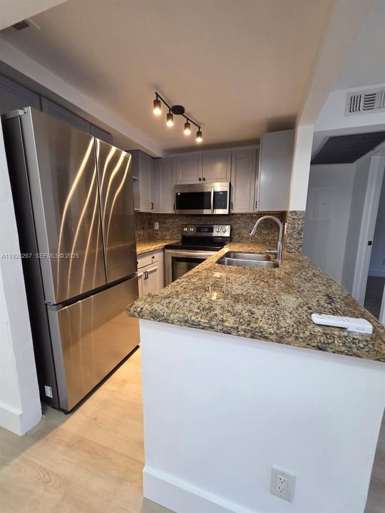 For Rent: $1,950 (2 beds, 2 baths, 760 Square Feet)