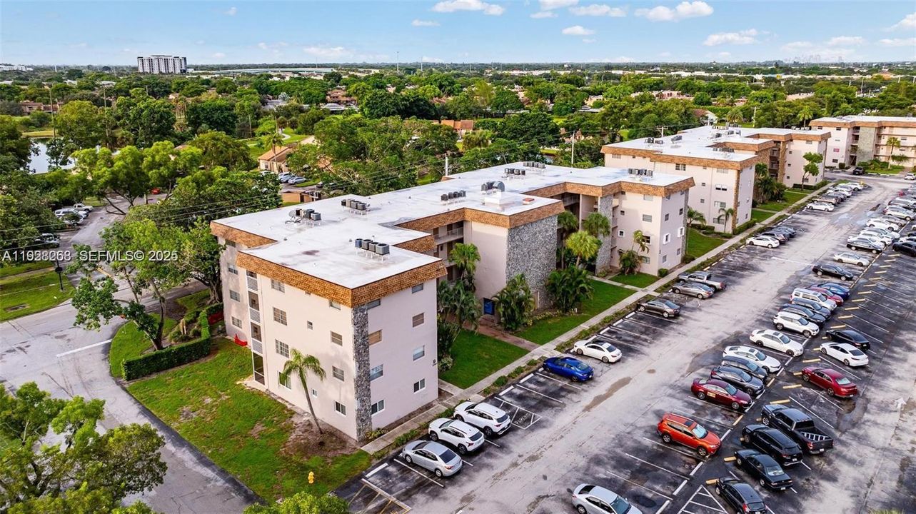 For Sale: $195,000 (1 beds, 1 baths, 741 Square Feet)