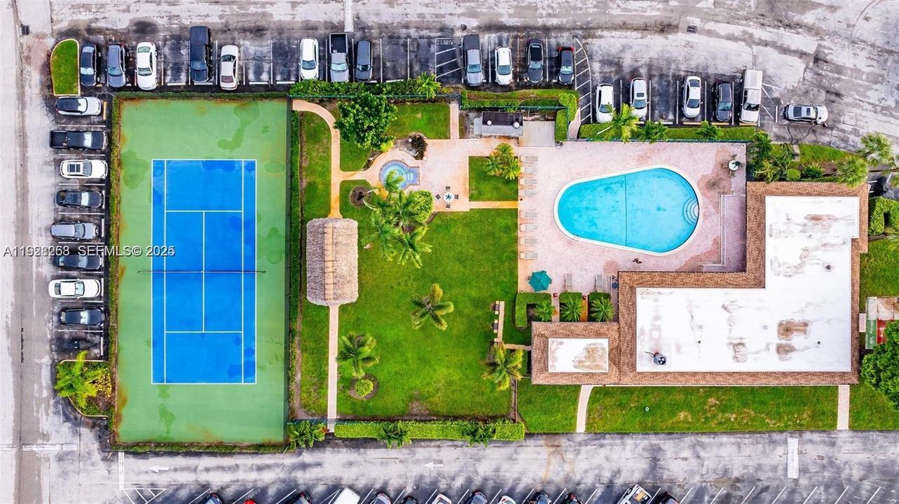 For Sale: $195,000 (1 beds, 1 baths, 741 Square Feet)