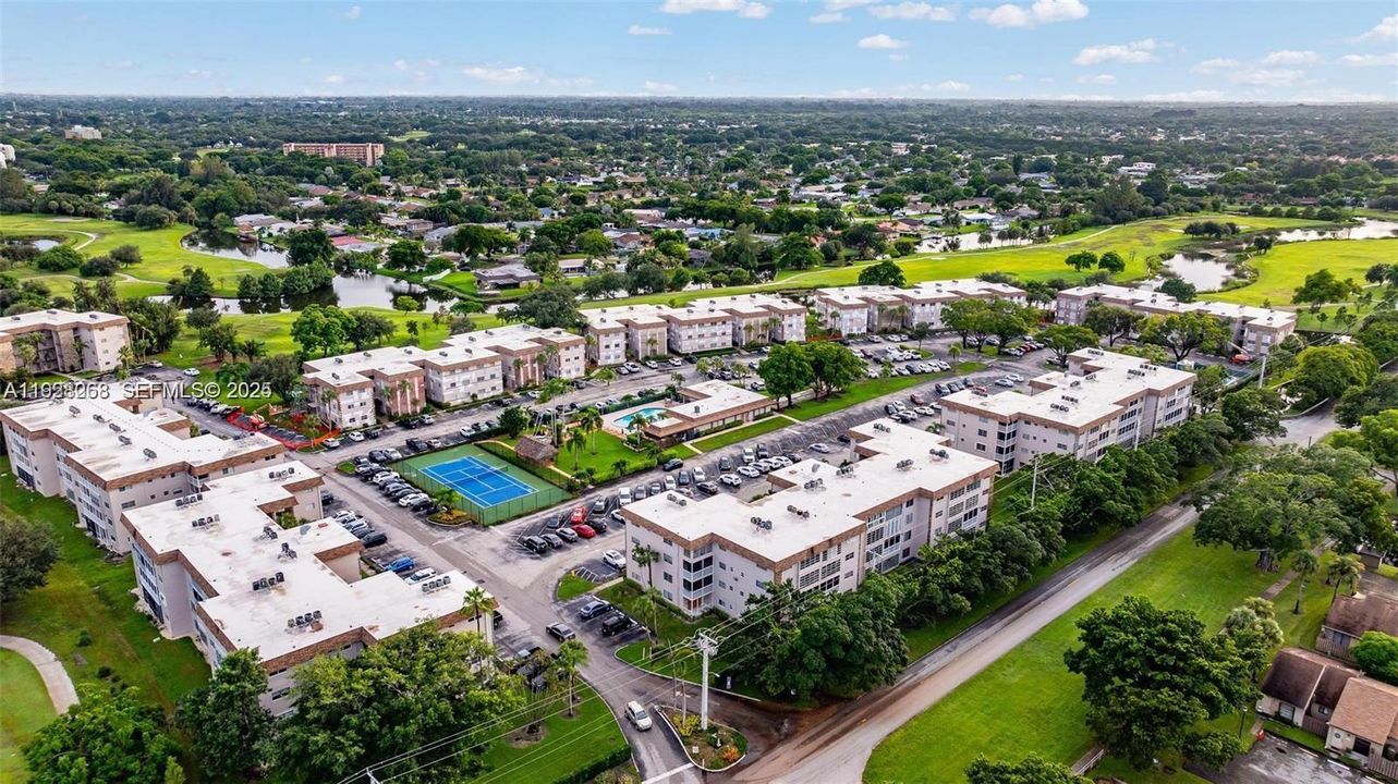 For Sale: $195,000 (1 beds, 1 baths, 741 Square Feet)