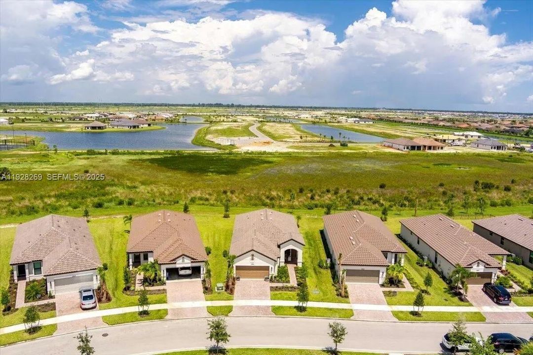 На продажу: $430,000 (2 спален, 2 ванн, 1777 Квадратных фут)