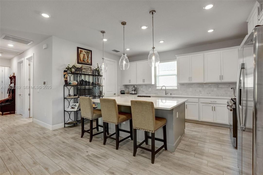 На продажу: $430,000 (2 спален, 2 ванн, 1777 Квадратных фут)