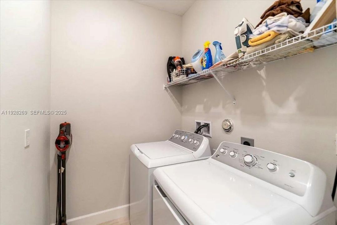 На продажу: $430,000 (2 спален, 2 ванн, 1777 Квадратных фут)