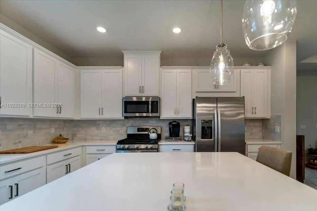 На продажу: $430,000 (2 спален, 2 ванн, 1777 Квадратных фут)