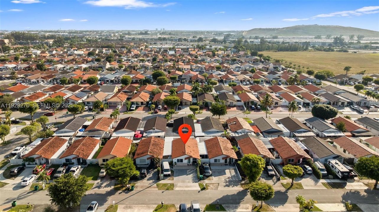 待售: $600,000 (4 贝兹, 3 浴室, 1393 平方英尺)