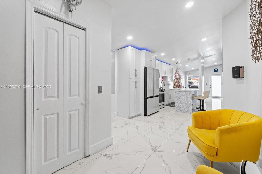 待售: $600,000 (4 贝兹, 3 浴室, 1393 平方英尺)