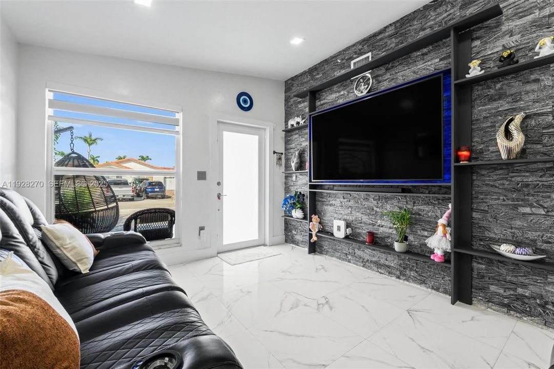 待售: $600,000 (4 贝兹, 3 浴室, 1393 平方英尺)