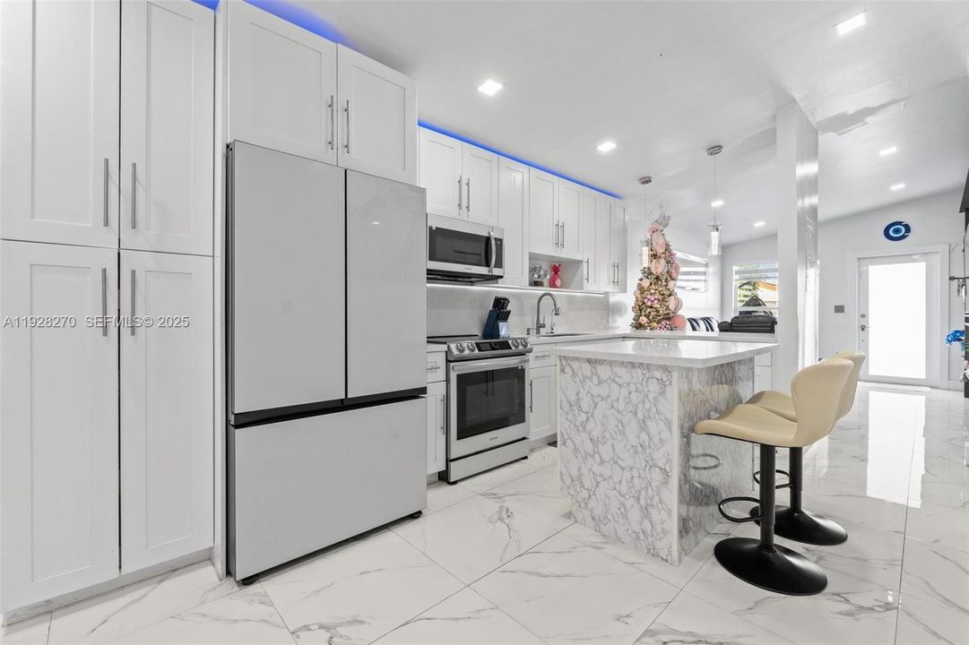 待售: $600,000 (4 贝兹, 3 浴室, 1393 平方英尺)