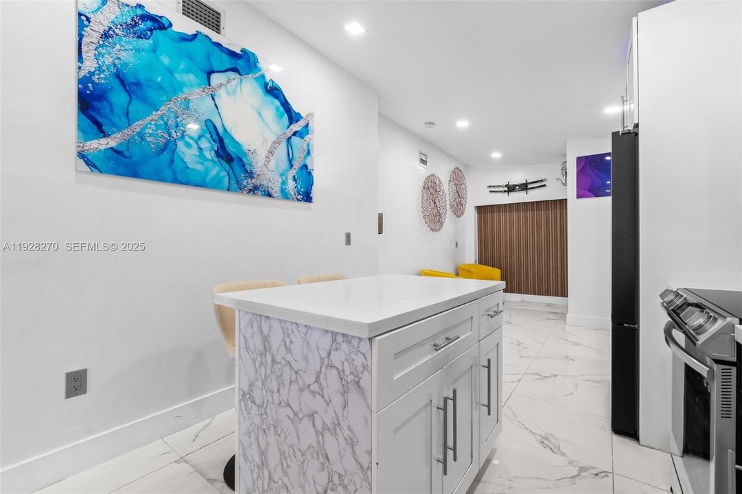 待售: $600,000 (4 贝兹, 3 浴室, 1393 平方英尺)