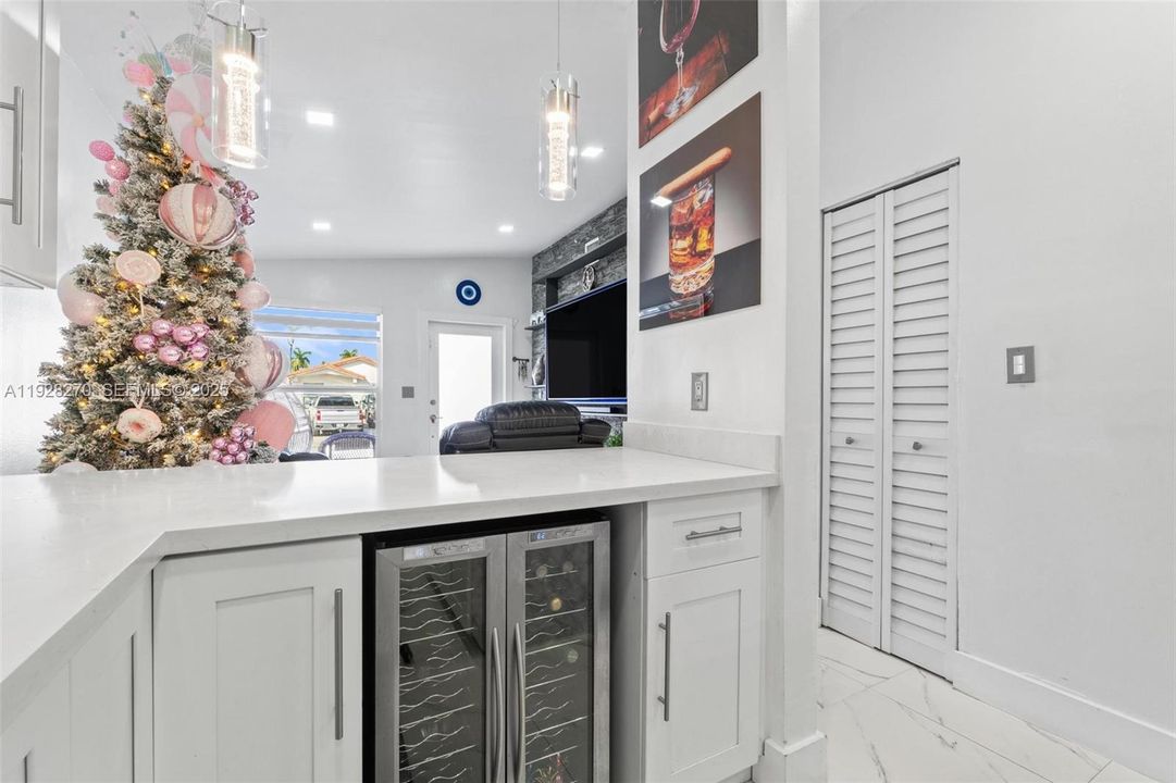 待售: $600,000 (4 贝兹, 3 浴室, 1393 平方英尺)