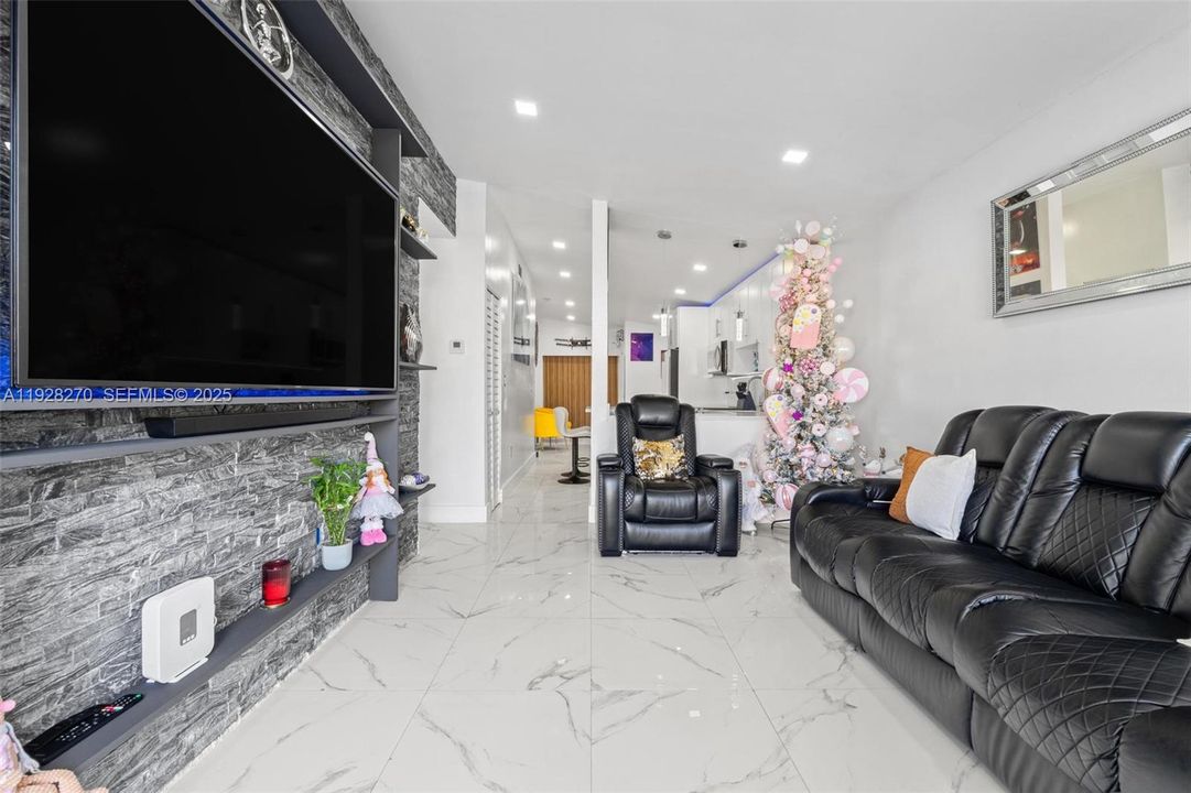 待售: $600,000 (4 贝兹, 3 浴室, 1393 平方英尺)