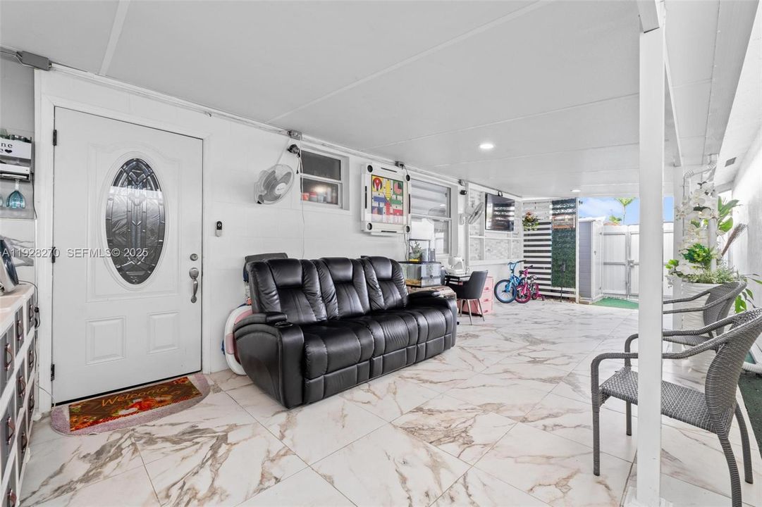 待售: $600,000 (4 贝兹, 3 浴室, 1393 平方英尺)